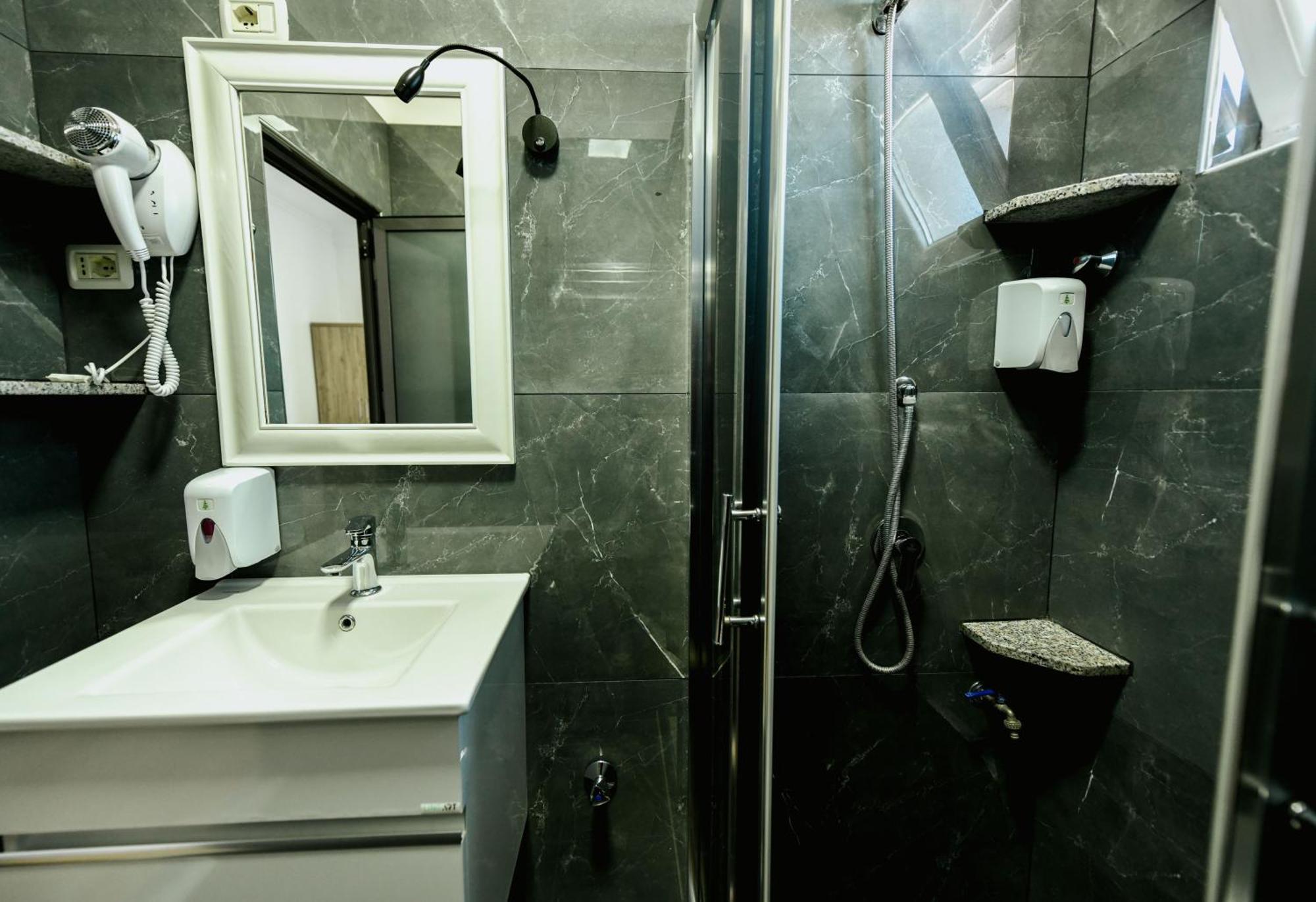 Hotel Floga Shkoder Ngoại thất bức ảnh